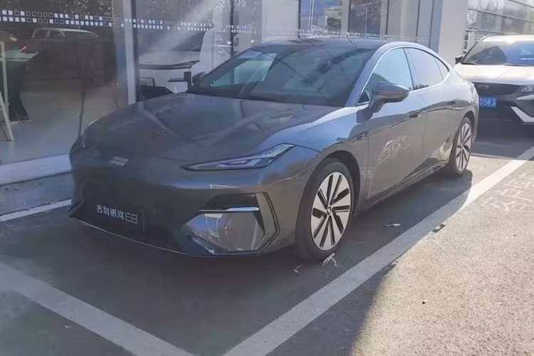  Geely Galaxy E8 2024 mới được định vị là một chiếc sedan chạy điện cỡ trung bình và được xây dựng dựa trên kiến trúc rộng lớn ĐNÁ của Tập đoàn Geely. Mới đây, một loạt xe Geely Galaxy E8 đã được mang về các đại lý để trưng bày,