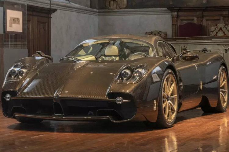 Trong 1 tháng trở lại đây, thông tin siêu phẩm McLaren Elva của Minh Nhựa đã về đến Việt Nam đã gây xôn xao giới truyền thông, cũng như những người mê xe, chưa dừng lại đó, khi có 1 siêu xe mới đồng nghĩa, đại gia này cũng muốn chia tay chiến mã trong garage là Pagani Huayra hơn 80 tỷ độc nhất tại Việt Nam.