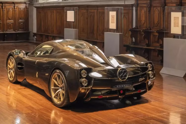 So sánh thông số này với thần gió, siêu xe Pagani Utopia được tăng 132 mã lực và 100 Nm. Tất cả sức mạnh này được truyền đến bánh sau thông qua 2 tùy chọn là hộp số tuần tự 7 cấp của XTrac hoặc số sàn 7 cấp với cơ chế sang số phức tạp bậc nhất.