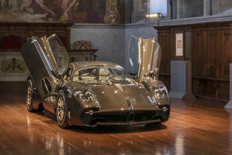 Và cái tên đang bị rao bán là Pagani Huayra, 1 siêu phẩm hypercar chỉ được sản xuất giới hạn 200 xe, (100 Coupe, 100 Roadster). Dù chưa tìm thấy chủ nhân mới cho siêu xe triệu đô Pagani Huayra nhưng Minh Nhựa cũng đã nhận được tin vui liên quan đến thần gió này.