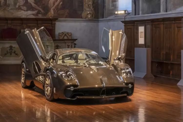 Và cái tên đang bị rao bán là Pagani Huayra, 1 siêu phẩm hypercar chỉ được sản xuất giới hạn 200 xe, (100 Coupe, 100 Roadster). Dù chưa tìm thấy chủ nhân mới cho siêu xe triệu đô Pagani Huayra nhưng Minh Nhựa cũng đã nhận được tin vui liên quan đến thần gió này.