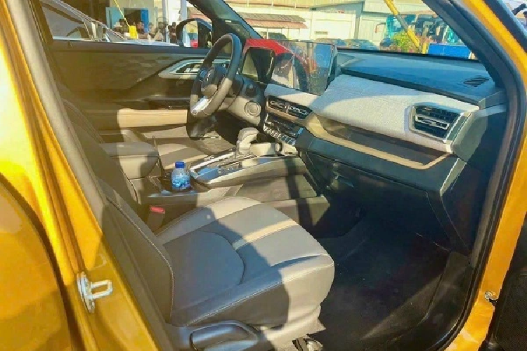 Ngoài ra, Xforce còn có thế mạnh về khoảng sáng gầm cao nhất phân khúc, lên tới 222 mm cùng 4 chế độ lái được thiết lập riêng cho từng dạng địa hình như: bình thường, trơn trượt, sỏi đá, bùn lầy. Chưa hết, màn hình 12,3 inch cảm ứng lớn trên xe cho phép hiển thị góc nghiêng, toạ độ không hề thua kém những chiếc xe off-road chuyên nghiệp. 