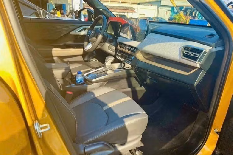 Ngoài ra, Xforce còn có thế mạnh về khoảng sáng gầm cao nhất phân khúc, lên tới 222 mm cùng 4 chế độ lái được thiết lập riêng cho từng dạng địa hình như: bình thường, trơn trượt, sỏi đá, bùn lầy. Chưa hết, màn hình 12,3 inch cảm ứng lớn trên xe cho phép hiển thị góc nghiêng, toạ độ không hề thua kém những chiếc xe off-road chuyên nghiệp. 