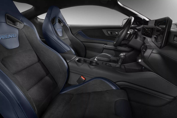 Tông màu đen và xanh lam từ ngoại thất được tiếp tục thể hiện bên trong nội thất, với cần số bằng titan màu xanh anodized hoàn toàn mới dành cho phiên bản xe trang bị hộp số sàn 6 cấp. Đối với người mua chọn phiên bản hộp số tự động 10 cấp sẽ có cần số truyền thống. Lẫy chuyển số bằng bạc anodized được lắp phía sau vô lăng.