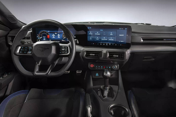 Các sọc vinyl làm nổi bật phần trung tâm nhô cao của mui xe và có thể được hoàn thiện với độ bóng thấp hoặc cao tùy theo sở thích người mua, để phù hợp với phần còn lại của thiết kế xe. Các đường kẻ sọc có thể được kéo dài lên nóc xe sơn đen với gói trang trí Appearance Package.