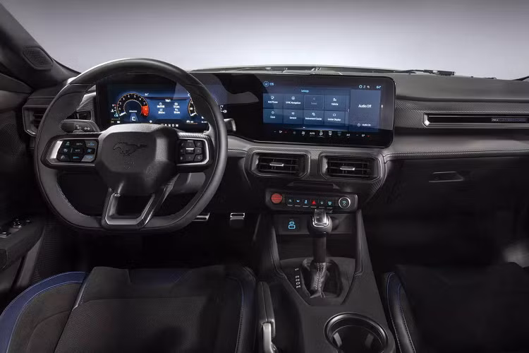 Các sọc vinyl làm nổi bật phần trung tâm nhô cao của mui xe và có thể được hoàn thiện với độ bóng thấp hoặc cao tùy theo sở thích người mua, để phù hợp với phần còn lại của thiết kế xe. Các đường kẻ sọc có thể được kéo dài lên nóc xe sơn đen với gói trang trí Appearance Package.