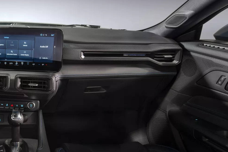 Huy hiệu trên bảng điều khiển sẽ thể hiện số khung độc nhất của chiếc xe. Phiên bản Dark Horse vẫn sử dụng khối động cơ Coyote V8 5.0L giống GT; nhưng được tinh chỉnh lại để cho ra công suất lên tới 500 mã lực và mô-men xoắn cực đại 566 Nm.