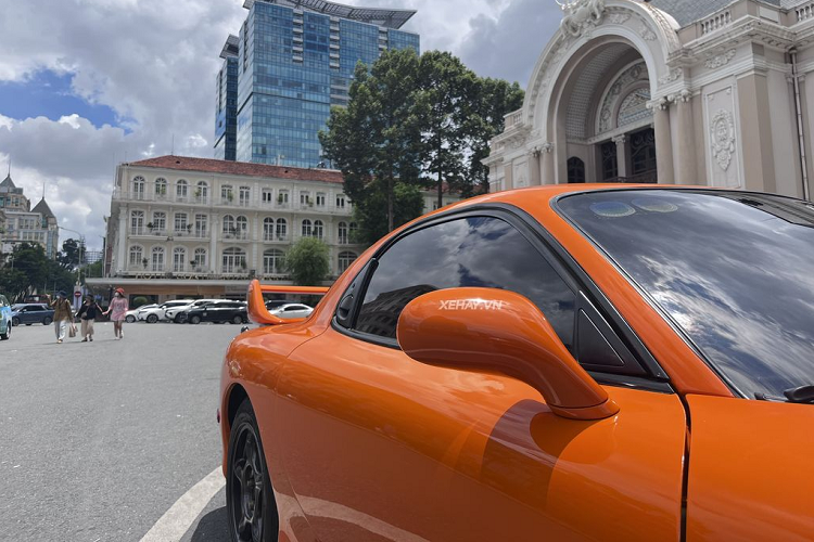 Theo đó, Mazda RX-7 FD sử dụng động cơ tăng áp kép 13B-REW, dung tích 1.3L, sản sinh công suất 236 mã lực đối với phiên bản dành cho châu Âu. Con số này còn cao hơn nữa đối với model nội địa.