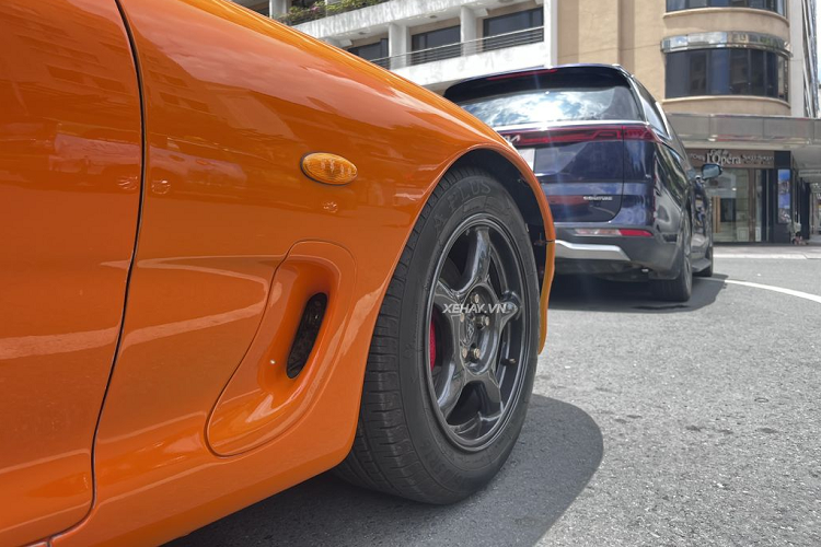 Cỗ máy nhỏ gọn này được lắp đặt phía sau trục trước, giúp cân bằng sự phân bố trọng lượng trước và sau khiến xe có trọng tâm thấp. Động cơ rotary không chỉ mang đến sự khác biệt cho chiếc sportscar của Mazda mà còn giúp RX-7 cạnh tranh sòng phẳng với các đối thủ trong phân khúc.