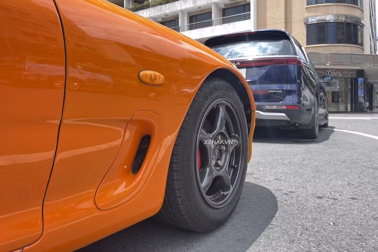 Cỗ máy nhỏ gọn này được lắp đặt phía sau trục trước, giúp cân bằng sự phân bố trọng lượng trước và sau khiến xe có trọng tâm thấp. Động cơ rotary không chỉ mang đến sự khác biệt cho chiếc sportscar của Mazda mà còn giúp RX-7 cạnh tranh sòng phẳng với các đối thủ trong phân khúc.