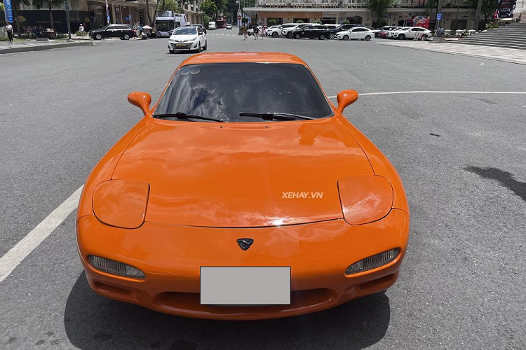 Chiếc Mazda RX-7 tại Sài Gòn trong bài viết này được coi là mẫu xe thành công bậc nhất trong đội hình xe của nhà Mazda thuộc RX-Series (RX - Rotary Experimental). Mazda RX-7 có tổng cộng 3 phiên bản, gồm: FB, FC, FD. Theo đó, chiếc RX-7 trong bài thuộc bản FD, đây cũng là phiên bản cuối cùng của huyền thoại RX-7.