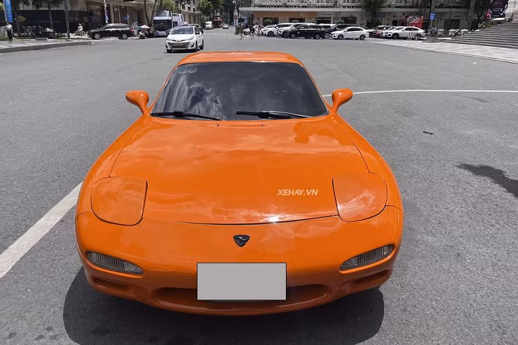 Chiếc Mazda RX-7 tại Sài Gòn trong bài viết này được coi là mẫu xe thành công bậc nhất trong đội hình xe của nhà Mazda thuộc RX-Series (RX - Rotary Experimental). Mazda RX-7 có tổng cộng 3 phiên bản, gồm: FB, FC, FD. Theo đó, chiếc RX-7 trong bài thuộc bản FD, đây cũng là phiên bản cuối cùng của huyền thoại RX-7.