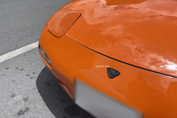 Thiết kế của Mazda RX-7 là sự pha trộn giữa phong cách cổ điển và thể thao. Xe được trang bị đèn pha dạng mắt ếch, ống xả đơn to bản và bộ mâm 5 chấu đơn kích thước 16 inch.