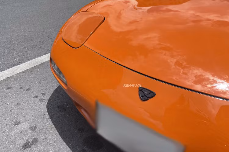 Thiết kế của Mazda RX-7 là sự pha trộn giữa phong cách cổ điển và thể thao. Xe được trang bị đèn pha dạng mắt ếch, ống xả đơn to bản và bộ mâm 5 chấu đơn kích thước 16 inch.