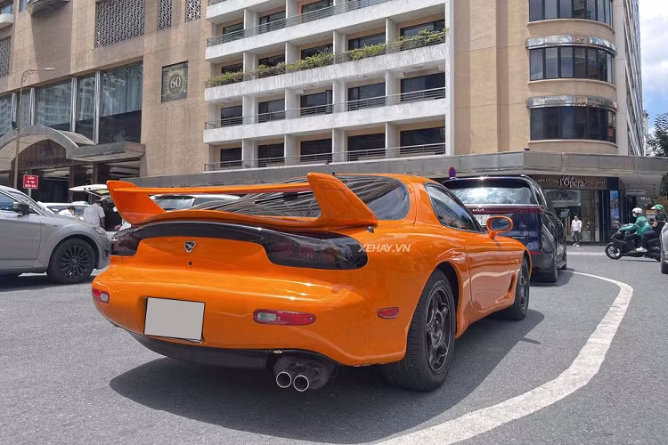 Vốn được xem là biểu tượng của văn hoá JDM khắp thế giới một thời, sự xuất hiện của Mazda RX-7 FD huyền thoại trên đường phố Sài Gòn trong lớp “áo” màu cam đã thu hút không ít sự chú ý của giới mê xe trong nước. Mazda RX-7 là mẫu xe mang giá trị tinh hoa công nghệ của đất nước mặt trời mọc vươn ra toàn cầu.
