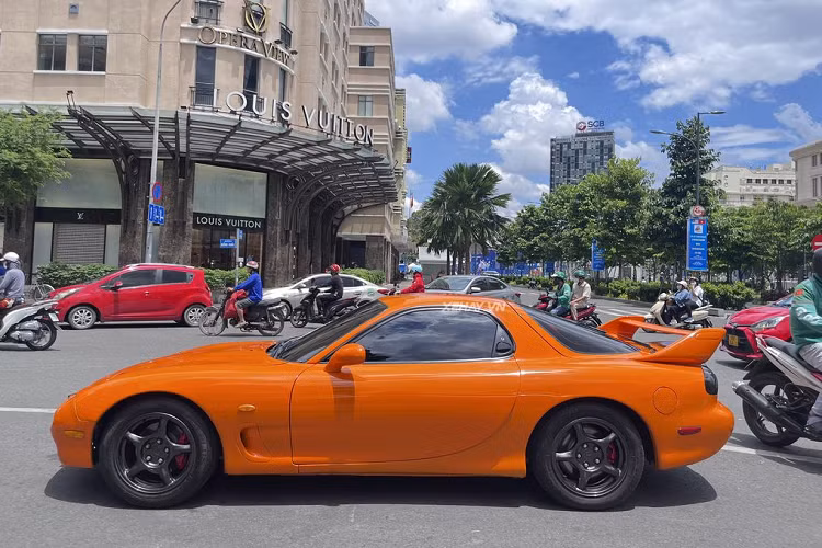 Mazda RX-7 FD được phát triển để trở thành một chiếc xe hiệu năng cao thực thụ với động cơ tăng áp kép. Do đó, không chỉ nhanh và mạnh hơn, FD còn được đánh giá là thế hệ RX-7 có cảm giác lái tốt nhất. Động cơ rotary chính là chi tiết làm nên tên tuổi của Mazda RX-7.