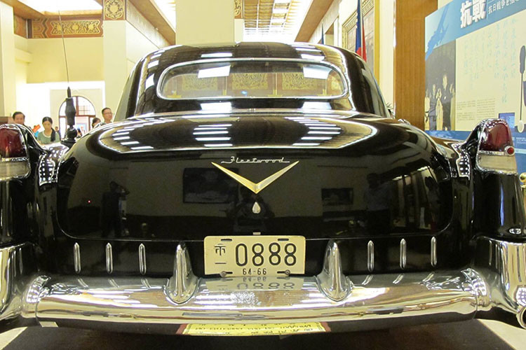 Đây là một chiếc limousine 7 chỗ sang trọng với kích thước 6.320 x 2.080 x 1.500 mm, cũng là mẫu xe dành cho các yếu nhân với trang bị bọc thép chống đạn nên xe có cân nặng khoảng 2 tấn.