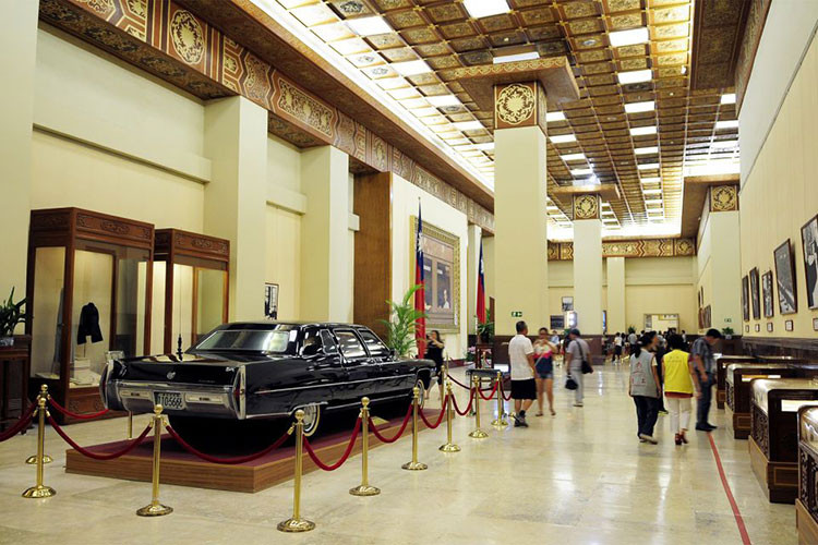 Đầu tiên là chiếc Cadillac Fleetwood đời 1955 là một trong những chiếc xe chính thức của Tưởng Giới Thạch, chiếc xe nàu do cộng đồng Hoa kiều ở Philippines gửi tặng.