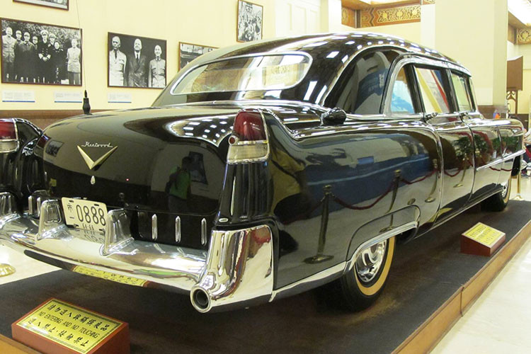 Không giống bất kỳ thương hiệu nào, những chiếc Cadillac thông thường được các công ty chuyên về xe limousine sửa đổi cho phù hợp với yêu cầu phục vụ các yếu nhân, chính vì thế nó thường xuyên được nhiều nước đặt hàng cho các nguyên thủ của mình trong nhiều thời kỳ.