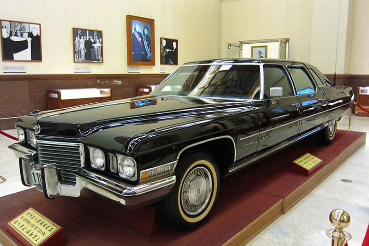 Cadillac Fleetwood 1955 được GM chế tạo theo đơn đặt hàng riêng dành cho các lãnh đạo thòi bấy giờ, nó sở hữu kích thước 6.100 x 2.000 x 1.630 mm và có không gian nội thất 7 chỗ ngồi.