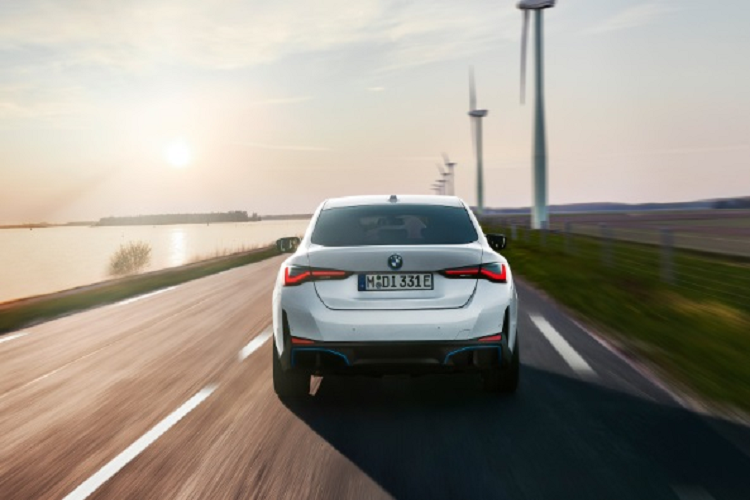 Xe trang bị ghế thể thao tiêu chuẩn, trang trí với các điểm nhấn màu xanh lam trong suốt. Hệ thống điều hòa tự động 3 vùng. Mức giá xe BMW iX3 và i4 tại Việt Nam hiện chưa được công bố chính thức.