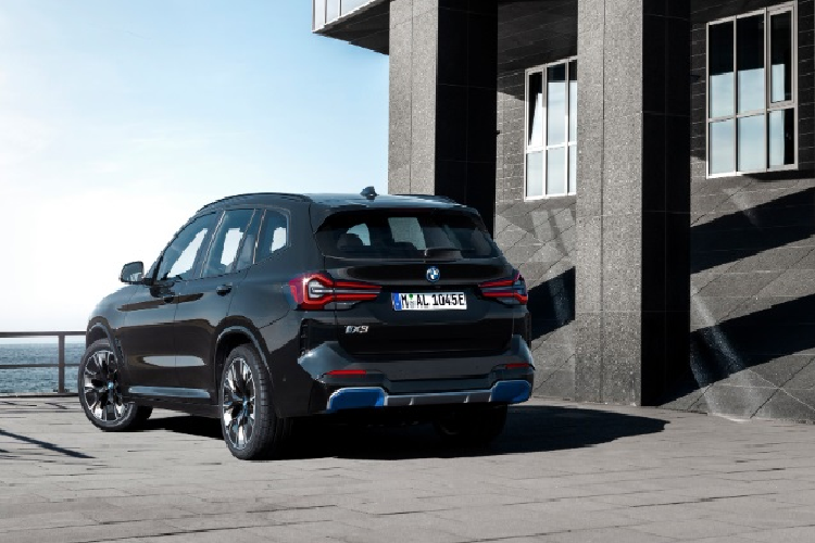 Cung cấp sức mạnh cho BMW iX3 là động cơ điện đặt phía sau sản sinh công suất tối đa 282 mã lực và mô-men xoắn cực đại 400 Nm. Sức mạnh này cho phép xe tăng tốc từ 0-100 km/h trong vòng 6,8 giây, tốc độ tối đa đạt 180 km/h. 