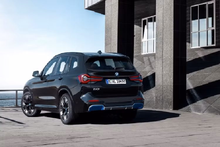 Cung cấp sức mạnh cho BMW iX3 là động cơ điện đặt phía sau sản sinh công suất tối đa 282 mã lực và mô-men xoắn cực đại 400 Nm. Sức mạnh này cho phép xe tăng tốc từ 0-100 km/h trong vòng 6,8 giây, tốc độ tối đa đạt 180 km/h. 