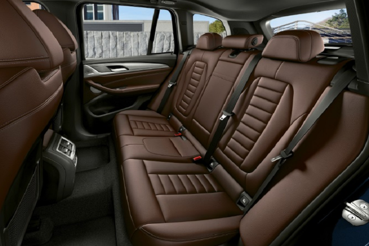 BMW iX3 được trang bị sẵn gói thể thao tiêu chuẩn M Sport bao gồm tùy chọn bộ la-zăng khí động học 20 inch hoặc 19 inch, đèn pha LED thích ứng và hệ thống đèn pha LaserLight. Về nội thất, chưa rõ khi về nước xe sẽ có những tiện ích gì. Tại thị trường quốc tế, xe được trang bị màn hình giải trí trung tâm và bảng đồng hồ điện tử đồng kích thước 12,3 inch. 