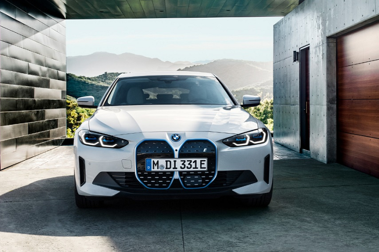 Với kiểu dáng sedan và thiết kế thể thao, có thể coi BMW i4 là phiên bản chạy điện của dòng 4 Gran Coupe. Xe có kích thước tổng thể dài x rộng x cao lần lượt 4.783 x 1.852 x 1.448 mm, chiều dài cơ sở 2.856 mm. Về thiết kế, BMW i4 cho thấy rất rõ nó là một chiếc sedan chạy điện, hướng tới đối tượng trẻ, thể thao.