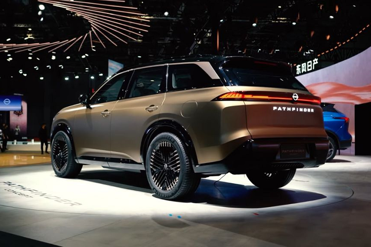 Đèn pha được làm cách điệu hơn, đi cùng là dải đèn định vị ban ngày chạy ngang mũi xe, có nét tương đồng với hãng xe Hyundai, kết hợp với mặt lưới tản nhiệt lớn hơn so với phiên bản tại Mỹ. Ngoài ra đèn sương mù đặt phía trước xe đã bị hãng loại bỏ để tạo sự liền mạch trong thiết kế. 