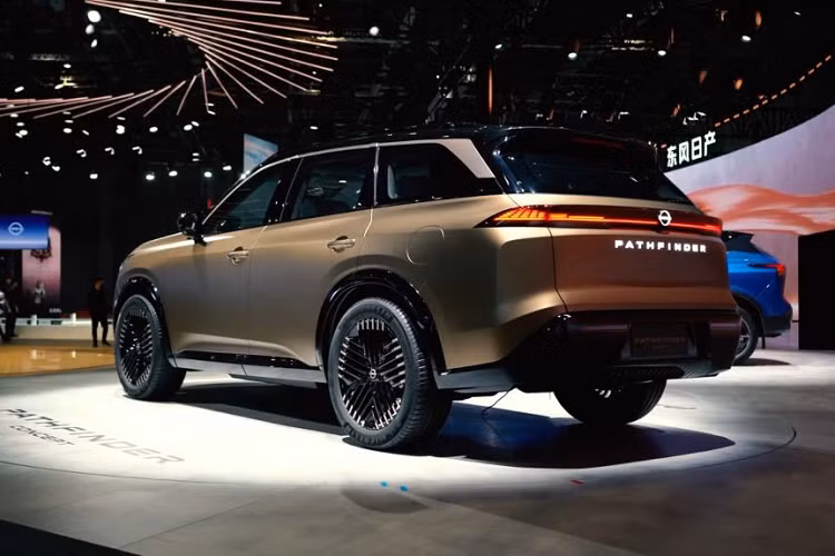 Đèn pha được làm cách điệu hơn, đi cùng là dải đèn định vị ban ngày chạy ngang mũi xe, có nét tương đồng với hãng xe Hyundai, kết hợp với mặt lưới tản nhiệt lớn hơn so với phiên bản tại Mỹ. Ngoài ra đèn sương mù đặt phía trước xe đã bị hãng loại bỏ để tạo sự liền mạch trong thiết kế. 