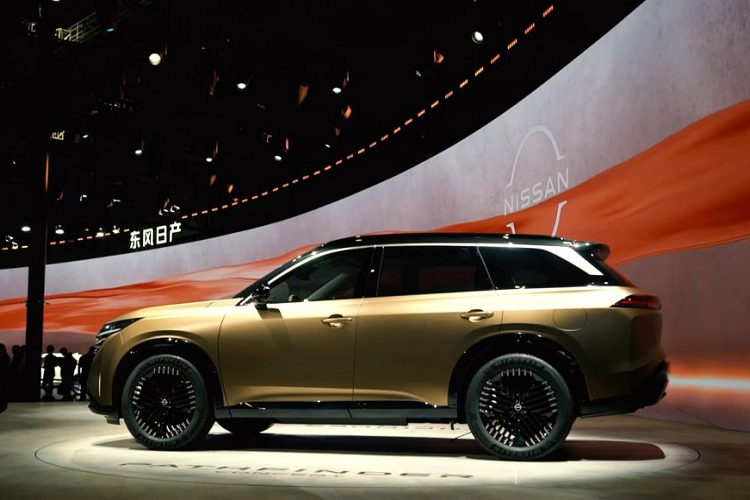 Theo các chuyên gia, ngoại thất chiếc xe SUV cỡ lớn Nissan Pathfinder 2023 tại Triển lãm Ô tô Thượng Hải lần này đã được hãng xe Nhật Bản thiết kế lại để phù hợp hơn với thị hiếu của người dùng Trung Quốc.