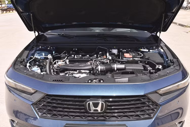Nhờ đó, tổng công suất tối đa của hệ thống plug-in hybrid trên xe Honda Accord e:PHEV sẽ là 204 mã lực và mô-men xoắn cực đại là 335 Nm. Dung lượng pin trên Accord e:PHEV 2023 sắp ra mắt Trung Quốc sẽ là 17,7 kWh.