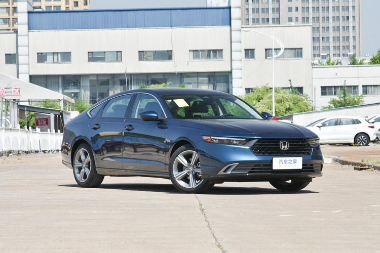 Phần đầu xe của Honda Accord e:PHEV 2023 vẫn tiếp nối bộ mặt mới nhất với lưới tản nhiệt hình lục giác rất tiêu biểu. Ở phía sau, Honda Accord mới áp dụng thiết kế cụm đèn hậu kiểu xuyên suốt, đèn hậu hai bên dễ nhận biết sau khi được thắp sáng