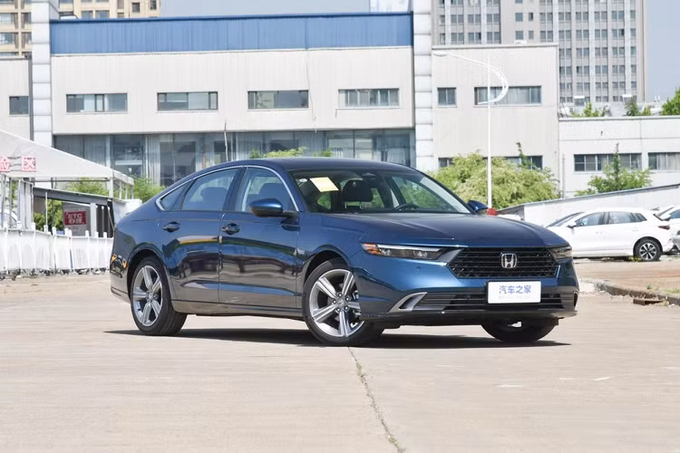 Phần đầu xe của Honda Accord e:PHEV 2023 vẫn tiếp nối bộ mặt mới nhất với lưới tản nhiệt hình lục giác rất tiêu biểu. Ở phía sau, Honda Accord mới áp dụng thiết kế cụm đèn hậu kiểu xuyên suốt, đèn hậu hai bên dễ nhận biết sau khi được thắp sáng