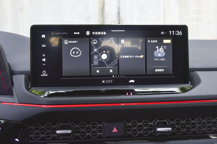 Trong xe, tổng thể cách bố trí cụm điều khiển trung tâm của Accord mới cũng quen thuộc với phong cách thiết kế kiểu gia đình, điểm nhấn lớn nhất là màn hình điều khiển trung tâm dạng nổi 12,3 inch, là màn hình lớn nhất trong lịch sử Honda, nó cũng sẽ hỗ trợ kết nối điện thoại di động Apple CarPlay và Android Auto và nâng cấp OTA.