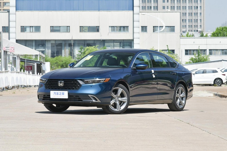 Xe có phạm vi hành trình thuần điện là 82 km và mức tiêu thụ nhiên liệu là 4,88 lít/100 km. Ngoại trừ khác biệt ở động cơ, Honda Accord e:PHEV không có nhiều thay đổi so với bản máy xăng và hybrid.