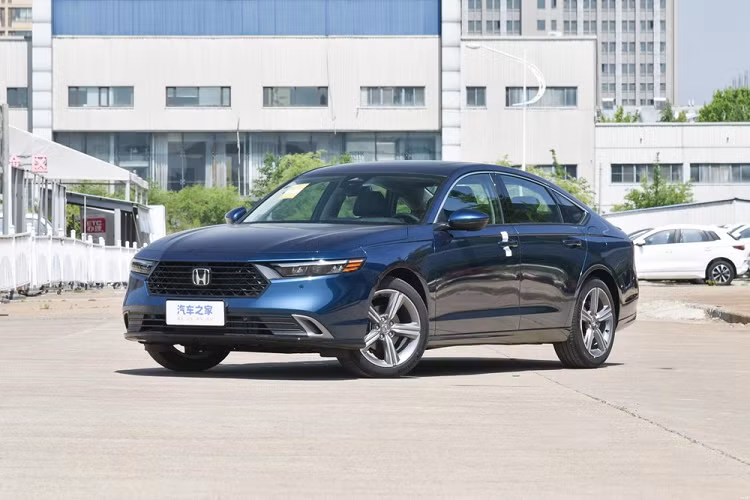 Xe có phạm vi hành trình thuần điện là 82 km và mức tiêu thụ nhiên liệu là 4,88 lít/100 km. Ngoại trừ khác biệt ở động cơ, Honda Accord e:PHEV không có nhiều thay đổi so với bản máy xăng và hybrid.