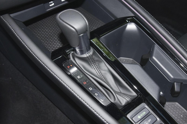 Ngoài ra, xe còn áp dụng thiết kế ống xả ẩn, hai bên thùng sau được trang trí bằng bộ khuếch tán giả để tăng cảm giác chuyển động, đồng thời xe còn được trang bị cánh lướt gió.