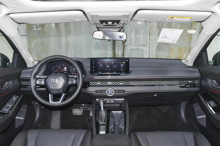 Về kích thước thân xe, Honda Accord e:PHEV 2023 có chiều dài, rộng và cao lần lượt là 4.980 mm x 1.860 mm x 1.450 mm, chiều dài cơ sở 2.830 mm.