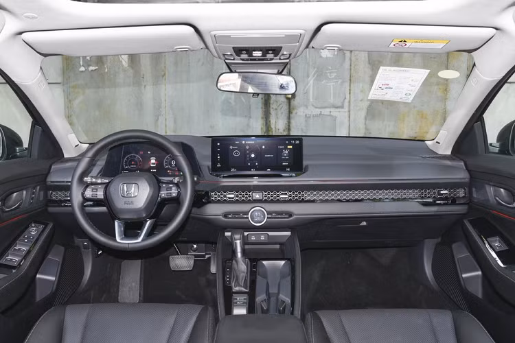 Về kích thước thân xe, Honda Accord e:PHEV 2023 có chiều dài, rộng và cao lần lượt là 4.980 mm x 1.860 mm x 1.450 mm, chiều dài cơ sở 2.830 mm.