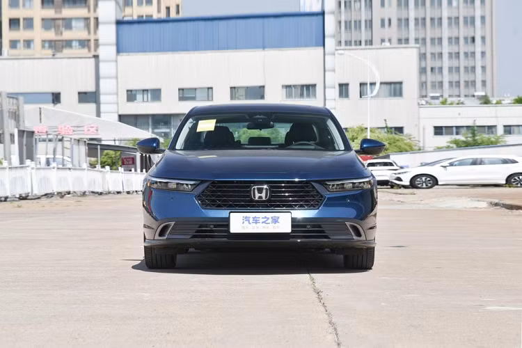 Theo Guangqi Hondat, chiếc xe Accord thế hệ mới sử dụng hệ truyền động plug-in hybrid sẽ ra mắt thị trường Trung Quốc vào ngày 20/5/2023, điều này mang đến nhiều sự lựa chọn cho người tiêu dùng. Phiên bản tiết kiệm nhiên liệu của Honda Accord 2023 mới sắp được ra mắt tại hàng xóm của Việt Nam, "ăn xăng" chỉ 4,88 lít/100 km. 