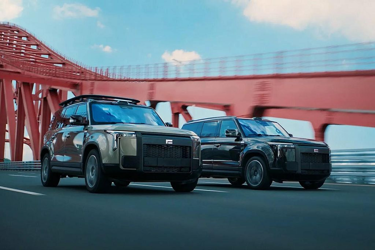 Không thể phủ nhận rằng, tổng thế thiết của SUV điện Polestones 01 rất ấn tượng bởi được hãng thiết kế danh tiếng Pininfarina chắp bút. Kích thước của Polestones 01 cũng khá sát với chiếc Land Rover Defender 130 hiện hành. Cụ thể, xe có chiều dài 5.050 mm, chiều rộng 1.980 mm và chiều cao 1.869 mm.