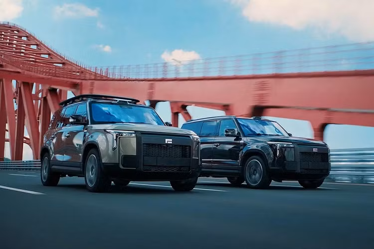 Không thể phủ nhận rằng, tổng thế thiết của SUV điện Polestones 01 rất ấn tượng bởi được hãng thiết kế danh tiếng Pininfarina chắp bút. Kích thước của Polestones 01 cũng khá sát với chiếc Land Rover Defender 130 hiện hành. Cụ thể, xe có chiều dài 5.050 mm, chiều rộng 1.980 mm và chiều cao 1.869 mm.