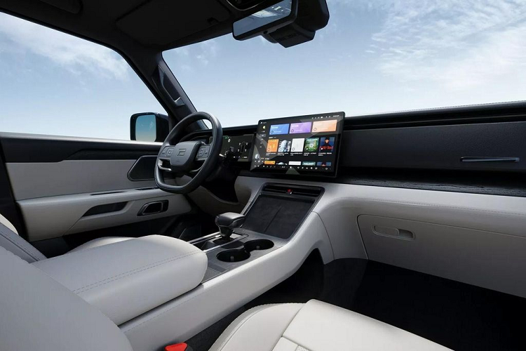 Màn hình giải trí cũng lấy cảm hứng từ màn hình máy bay khi hạ từ trần phía sau hàng ghế đầu xuống để người ngồi sau quan sát.