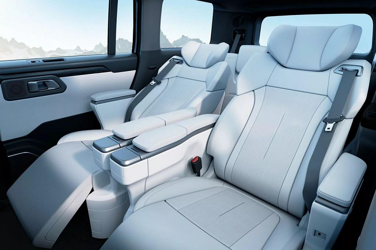 Một trong những trang bị tiện ích đáng chú ý nhất trên Polestones 01 chính là hệ thống bếp tích hợp vào cửa hậu. Khu vực này còn có cả vòi nước và bếp từ để người dùng nấu ăn.