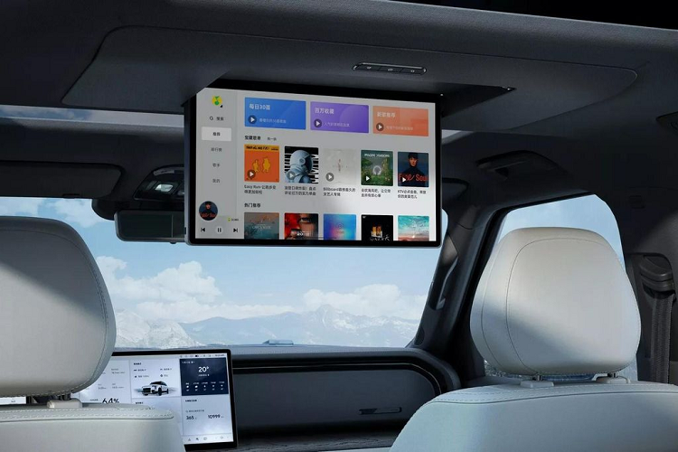 Toàn bộ trang bị tại cửa có thể tháo ra sử dụng, đồng thời người dùng có thể kéo mái che tích hợp phía trên ra ngoài trong vòng dưới 5 phút.