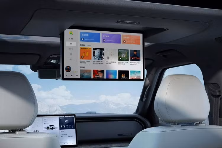 Toàn bộ trang bị tại cửa có thể tháo ra sử dụng, đồng thời người dùng có thể kéo mái che tích hợp phía trên ra ngoài trong vòng dưới 5 phút.