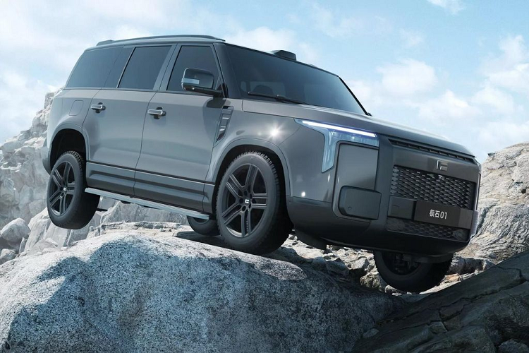 Polestones là một công ty khởi nghiệp thuộc sở hữu của Rox Motor và chiếc 01 sẽ được hợp đồng sản xuất bởi Beijing Automobile Works (BAW). Polestones 01 chạy điện có thiết kế hình hộp khiến chúng ta nhớ đến Land Rover Defender 130 mới nhất.