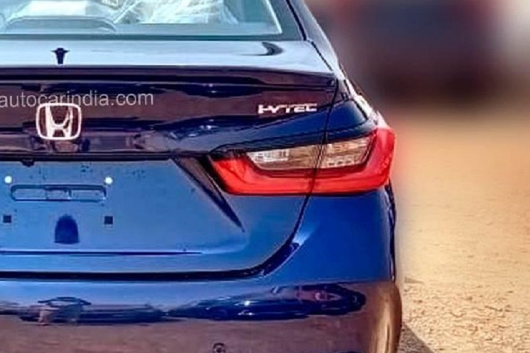 Con số tương ứng của Honda City e:HEV 2023 là 26,5 km/lít (3,77 lít/100 km).Tại thị trường Ấn Độ, Honda City 2023 máy xăng sẽ có 4 phiên bản là S, V, VX và ZV. Trong đó, S là bản trang bị tiêu chuẩn mới của xe và chỉ dùng hộp số sàn 6 cấp. 3 bản còn lại sẽ được trang bị hộp số CVT.